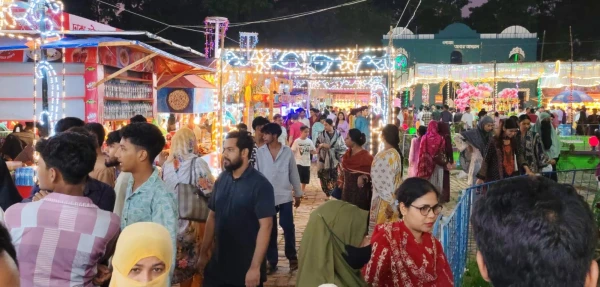 ছুটির দিনে মুখরিত ফরিদপুর শিল্প ও বানিজ্য মেলা